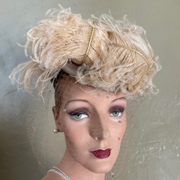 DELIGHTFUL 1940s\' TAUPE TILT HAT - LARGE BEIGE OSTRICH FEATHERS, BROOCH & VEIL main image 4